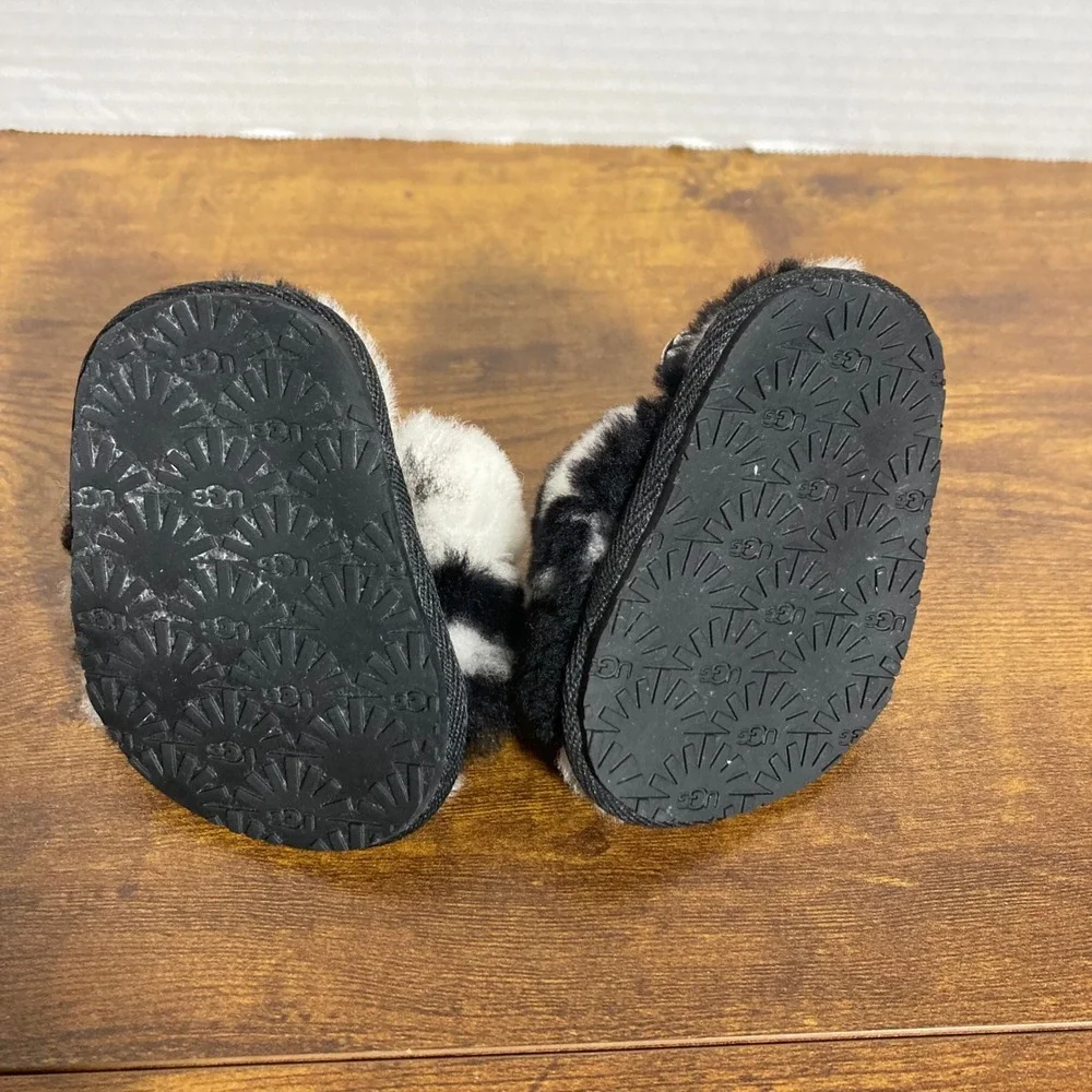 UGG Kids Fluff Yeah Marble Black White Sheepskin Slides S/N 1116330I Size 0/1